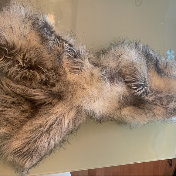 Canadian faux fox fur bridal wrap . Gorgeous quality . Royal scout co. Sold out. - Picture 3 of 8